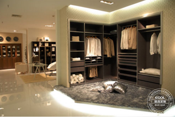 開定制衣柜專賣店能賺到錢嗎?